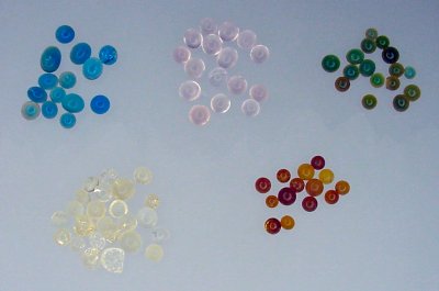 A variety of plain and indicating silica gel beads