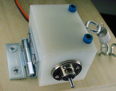 A clamping motor mounting block provides plenty of locations for adding attachments. Notice the screws are on the side. They don&rsquo;t make contact with the motor.