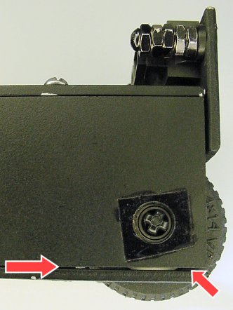 The error of threading both the top and bottom plates of the robot body causes a gap due to screw thread misalignment.