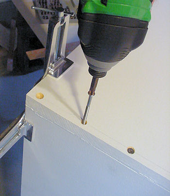 Screwing together board corners with wood screws