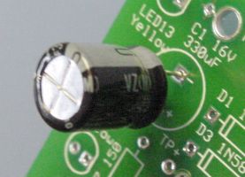 Aluminum electrolytic capacitor with negative band in '-' hole